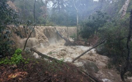Enero de 2023 inundación de la presa de la misión histórica de Santa Bárbara, CA